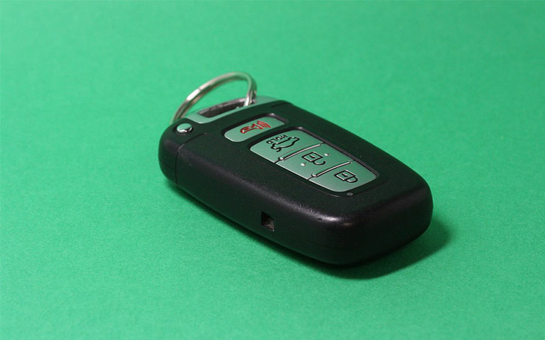 Green locksmith team provides car key programing locksmith services in Daytona Beach & Ormond Beach, FL